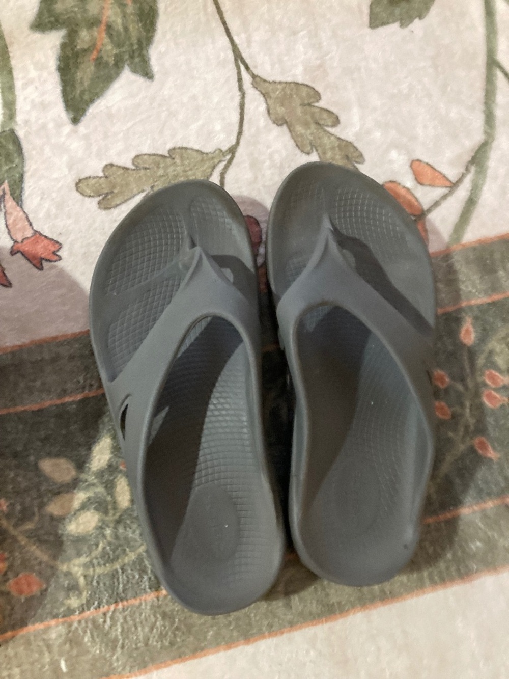 Oofos gray flip flops M8/W10